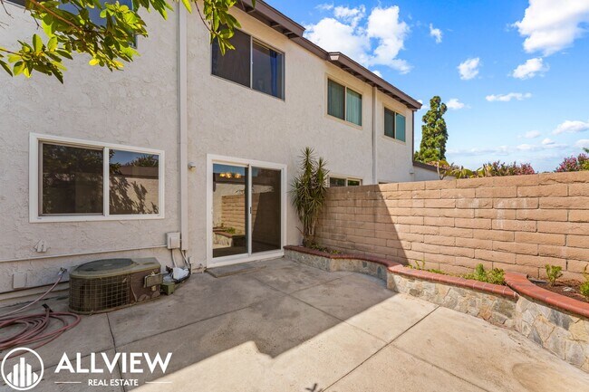 Building Photo - Charming 3-Bedroom, 1.5-Bath Townhouse in ...