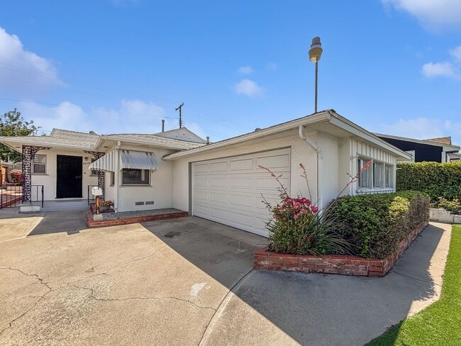 Building Photo - Beautifully Upgraded 2B/2BA House W/ 2-Car...