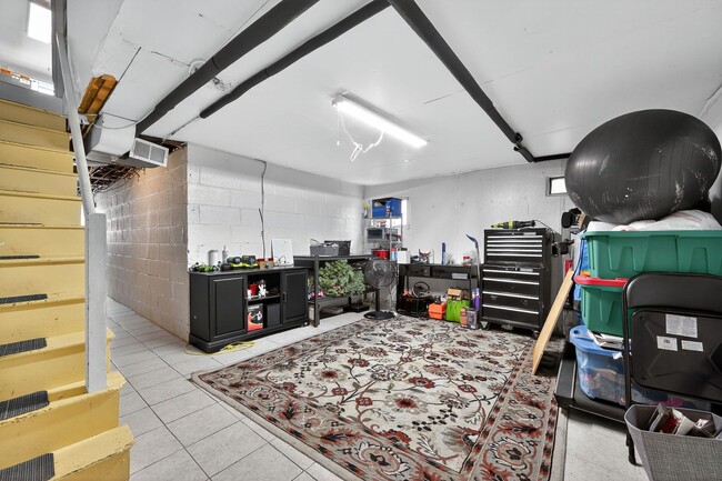 Building Photo - 3 Bedroom, 1 Bath Smart Fully Furnished To...