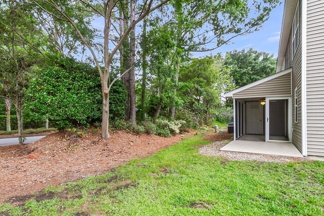 Building Photo - Spacious Townhome Prime Location!