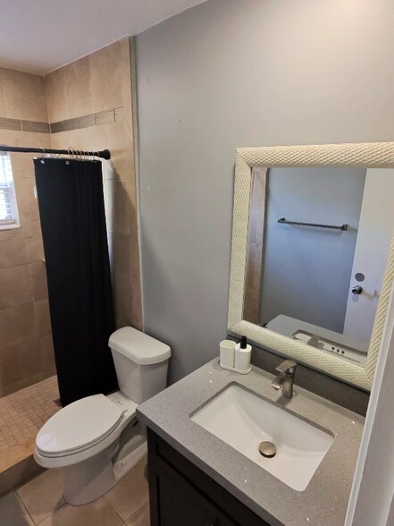 Building Photo - 2419 NE 2nd Ave