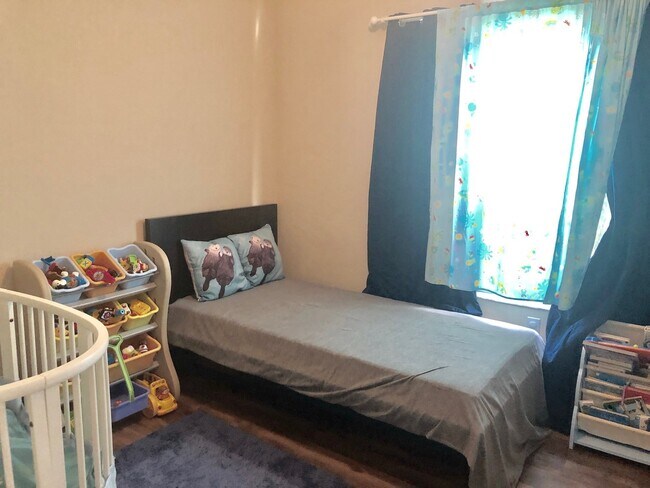 Building Photo - 4BR/2BA in Sorrento with large, fenced-in ...