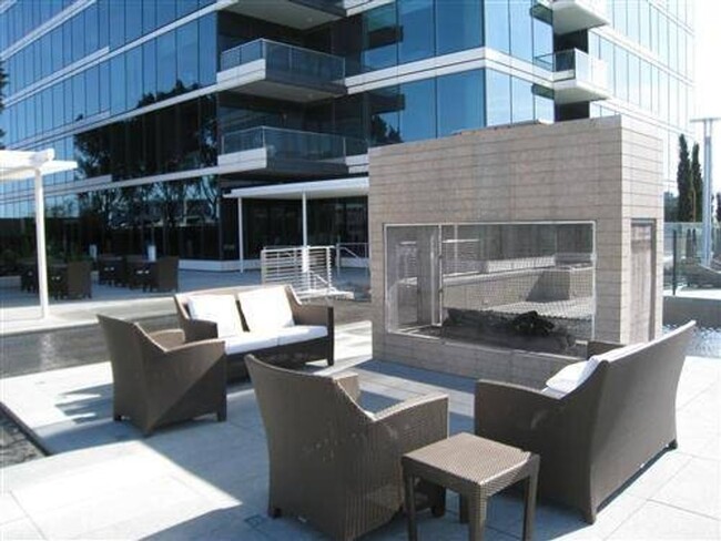 Building Photo - Luxury Corner Unit in Rincon Hill: 2 Bed/2...