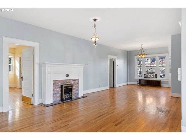 Building Photo - Gorgeous Upscale 4 bed 2 bath