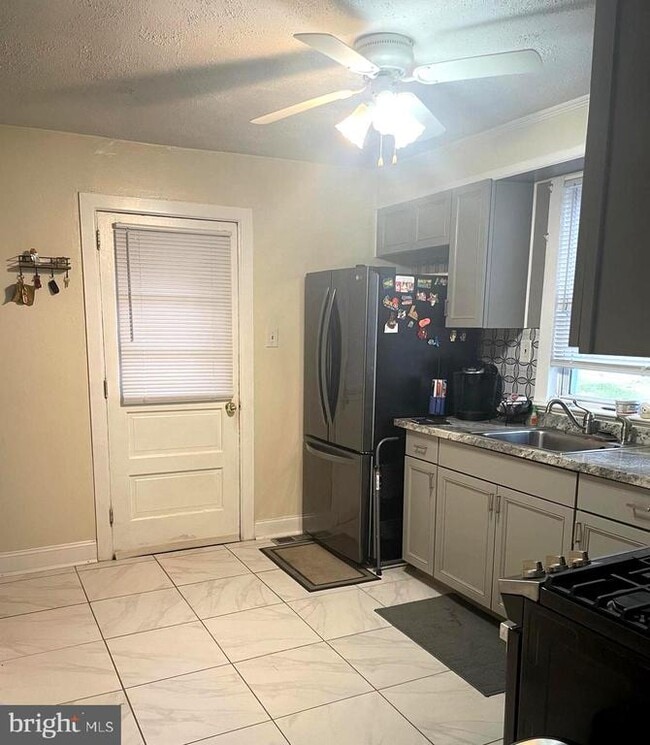 Building Photo - 695 W Kings Hwy