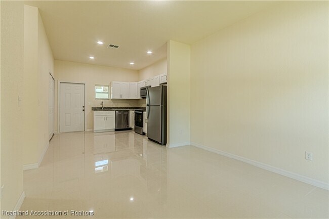 Building Photo - 3210 Oleander Dr