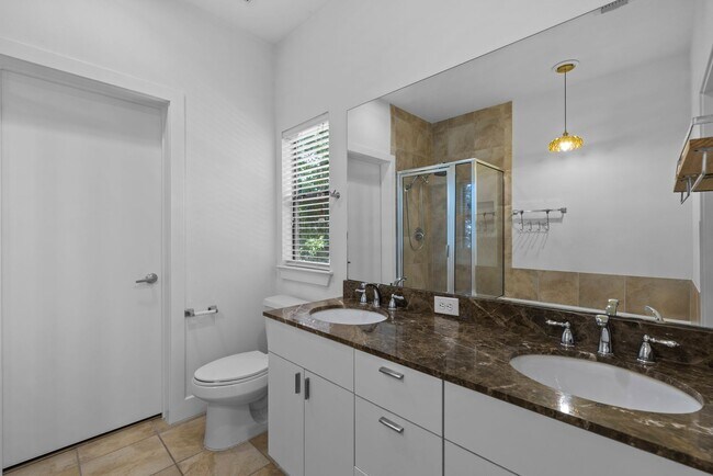 Building Photo - Contemporary Townhome Steps from Downtown/...