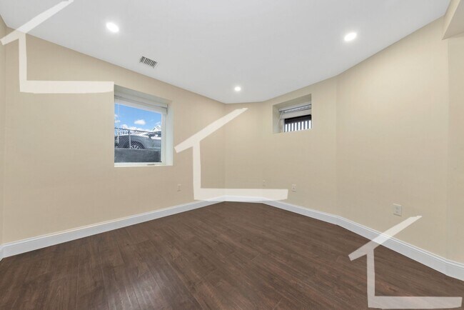 Building Photo - Huge 5 bed in Medford