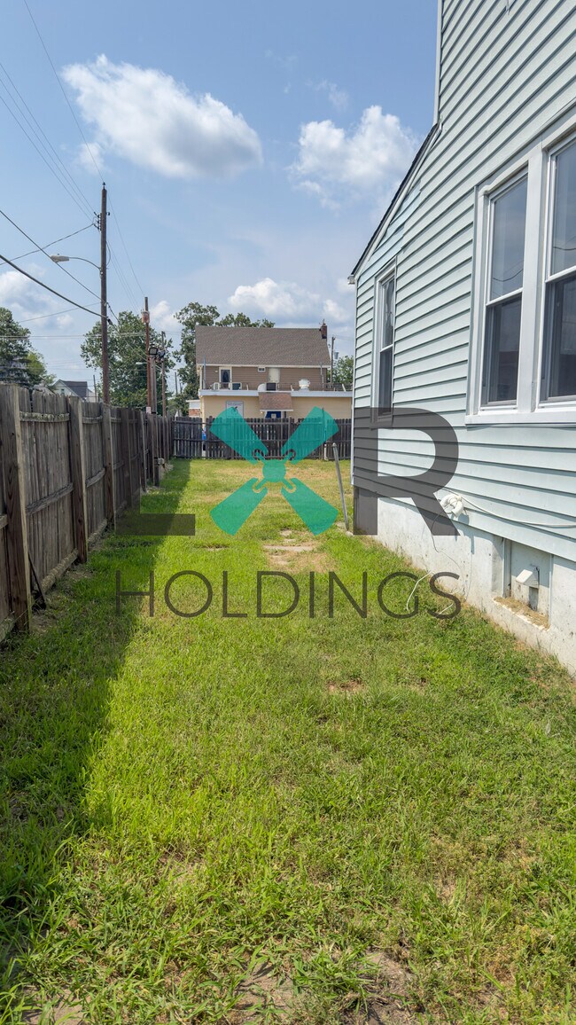 Building Photo - 130-132-132 W McNeal St