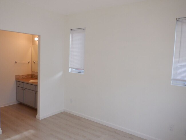 Building Photo - 2075 Simmons St