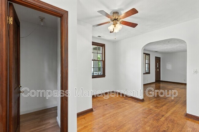 Building Photo - 5501 Lake Shore Dr