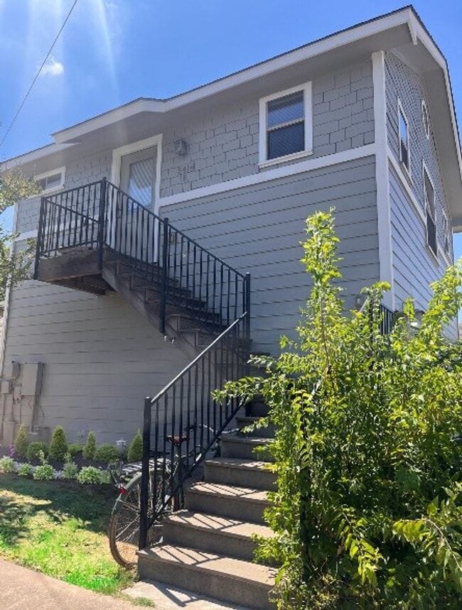 Building Photo - 1Bed/1Bath Garage Apartment in Brentwood