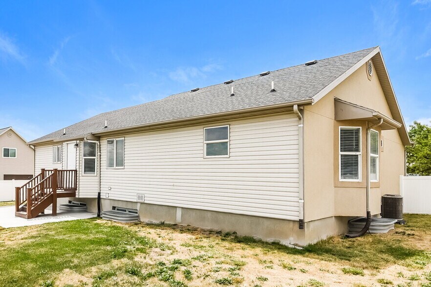 Building Photo - 1116 Mustang Ln