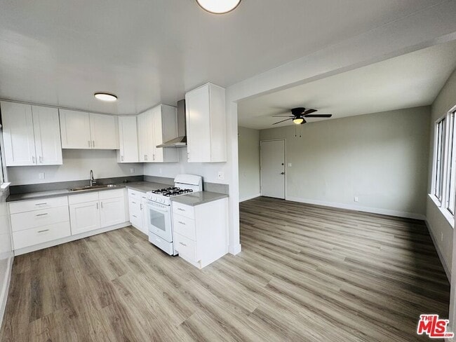 Building Photo - 810 W 62nd St