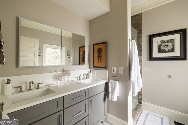 Building Photo - 28 Clay St SE