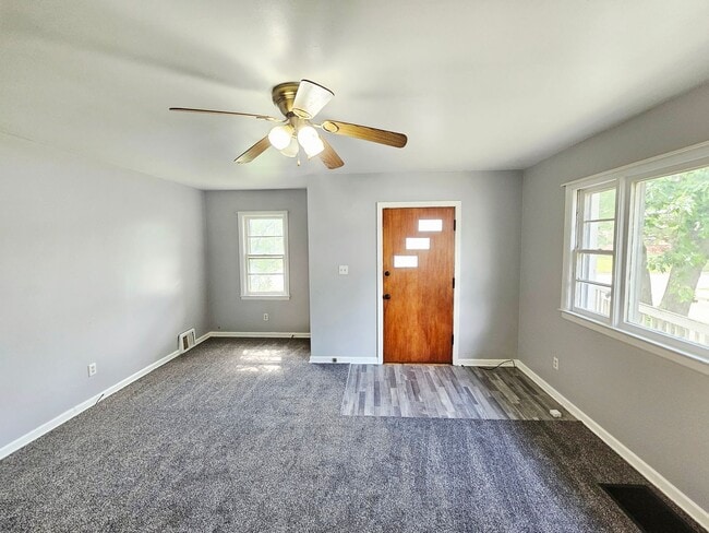 Building Photo - Renovated 2BR/1BA Home