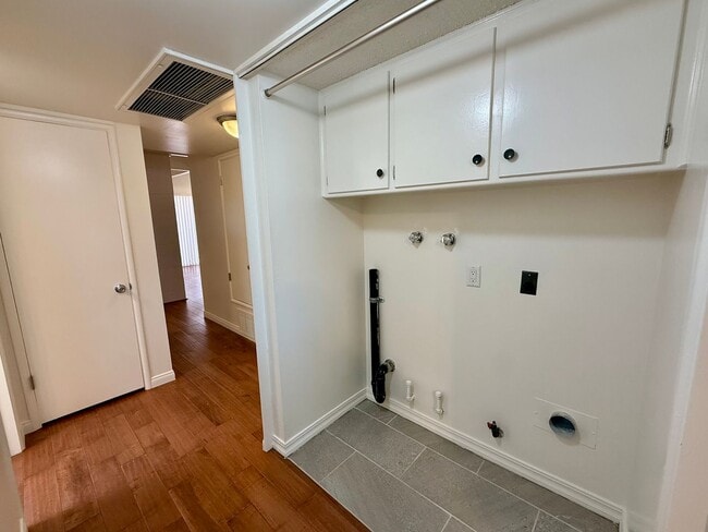 Building Photo - Beautiful 1 Bedroom, 1 Bathroom Condo-Style Home with Garage