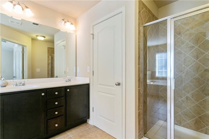 Building Photo - 2394 Whiteoak Ct SE