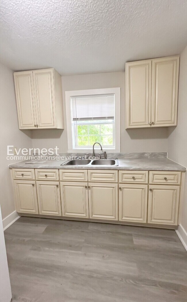 Building Photo - 2 Bed, 1 Bath Home with Off-Street Parking / Vouchers Accepted / Available Now!