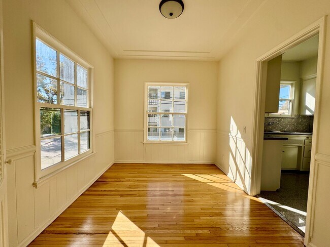 Building Photo - Sun-Filled 1-bed 1-bath Second Floor short...
