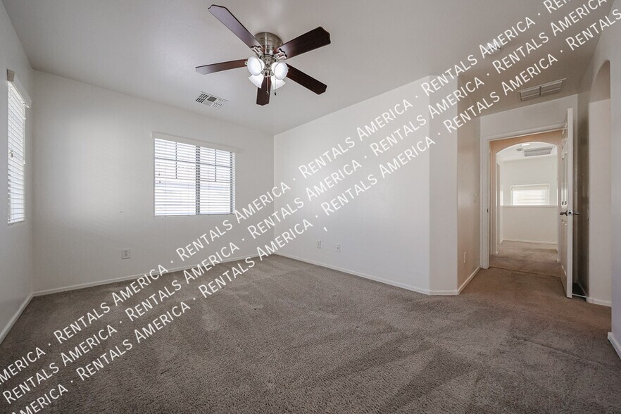 Building Photo - 4714 E Laurel Ave