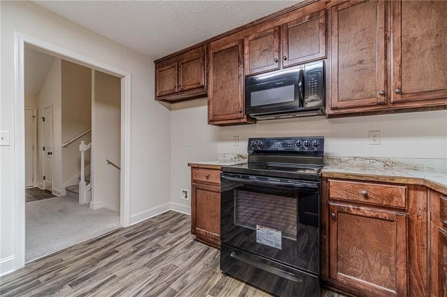 Building Photo - 583 Embassy Walk