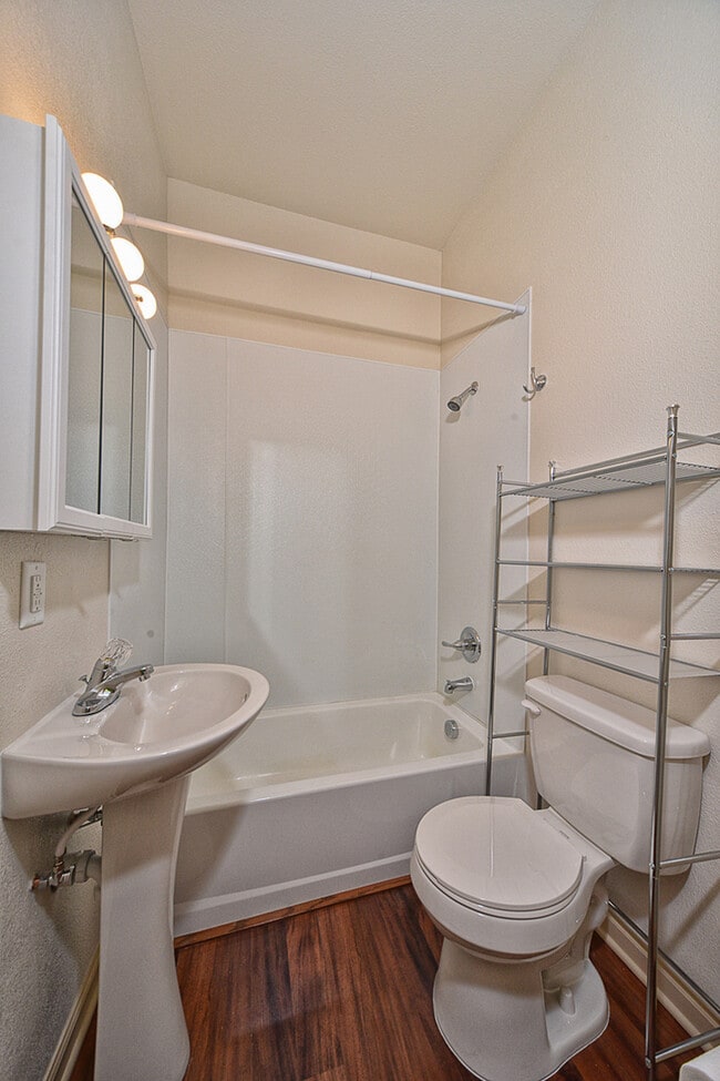 Building Photo - Darling remodeled 1 bedroom!!!