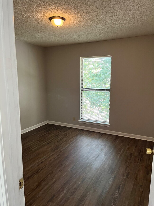Building Photo - 2 BEDROOM 11/2 BATH TOWNHOME  MINUTES TO D...