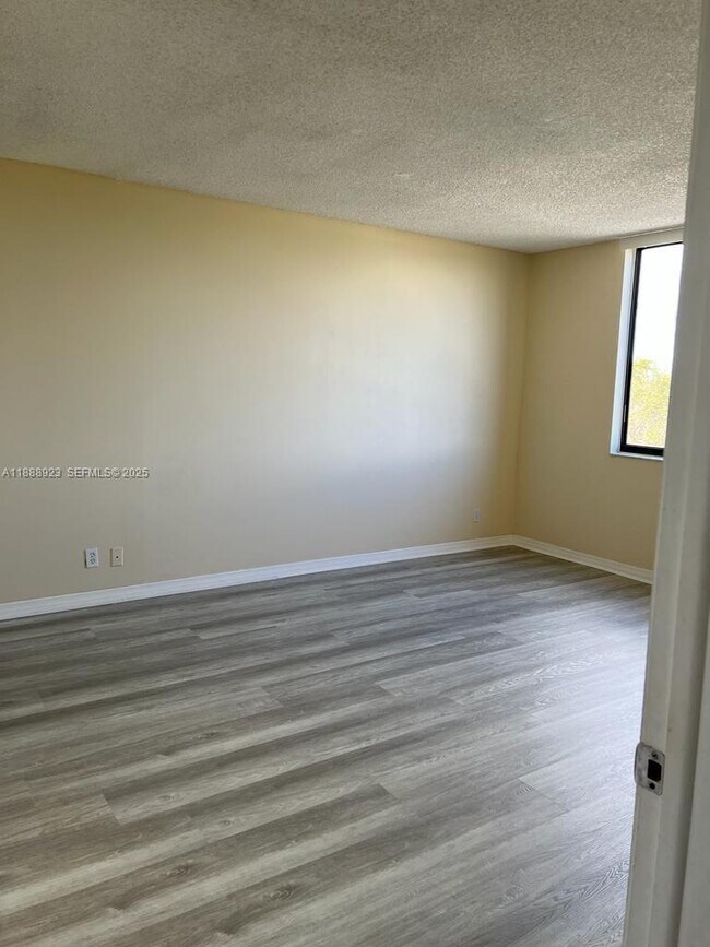 Building Photo - 901 Hillcrest Dr