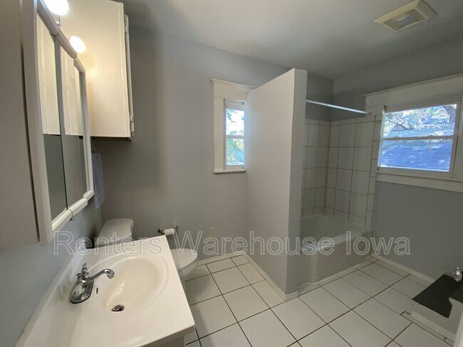 Building Photo - 1622 E 8th St