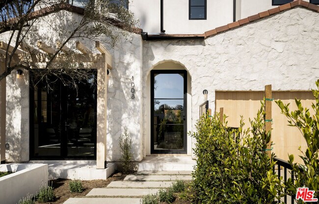 Building Photo - 1008 S Bundy Dr