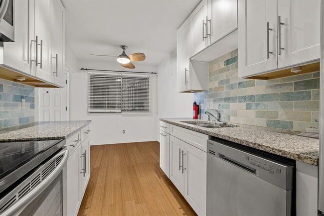 Building Photo - 505 W 7th St