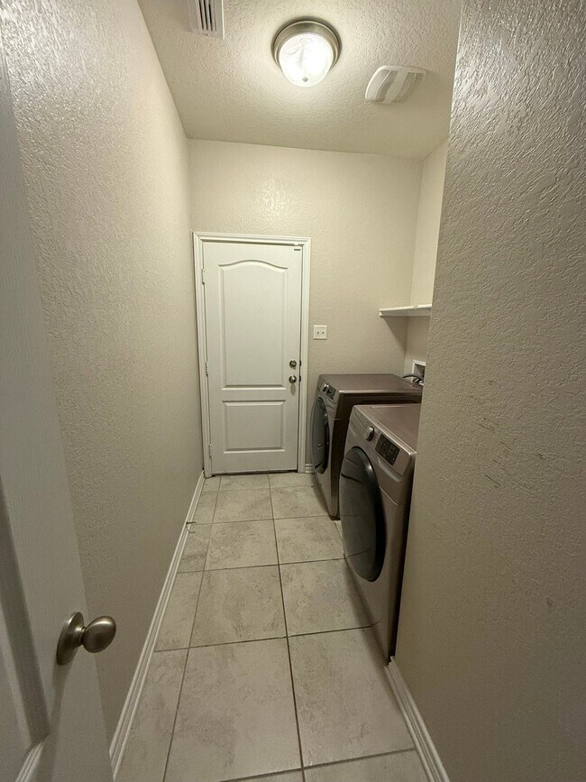 Building Photo - 675 Pebble Bend