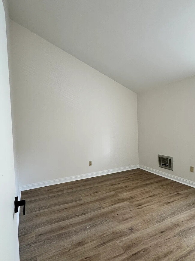 Building Photo - "Charming 1-Bedroom Retreat in Naperville - Perfect for Comfortable Living!"