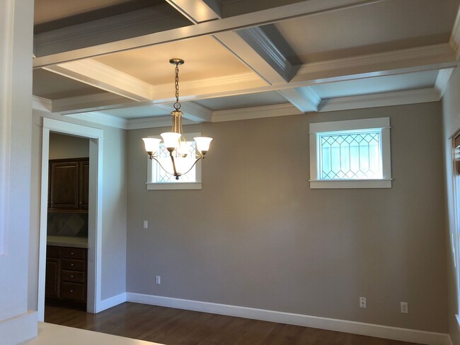 Building Photo - 4 Bedroom / 2.5 Bathroom Home in SE Bend