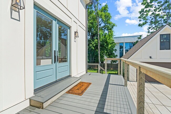 Building Photo - 2016 Sweetbriar Ave