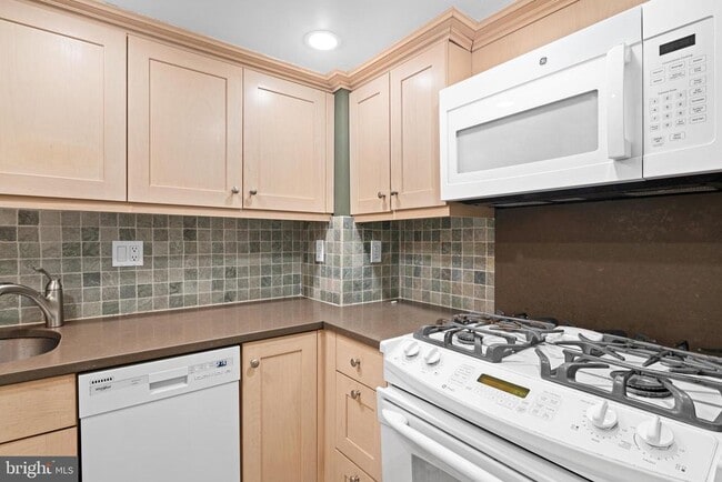 Building Photo - 1008 Spruce St