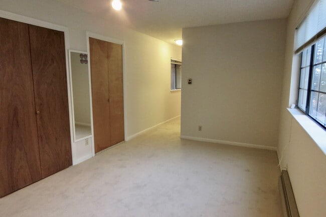 Building Photo - Condo with 2 baths, Parking and Private Pa...