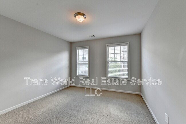 Building Photo - 4648 Pine St