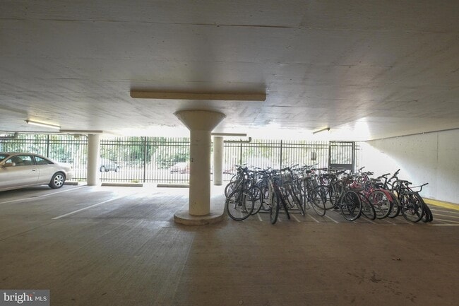 Building Photo - 4600 S Four Mile Run Dr