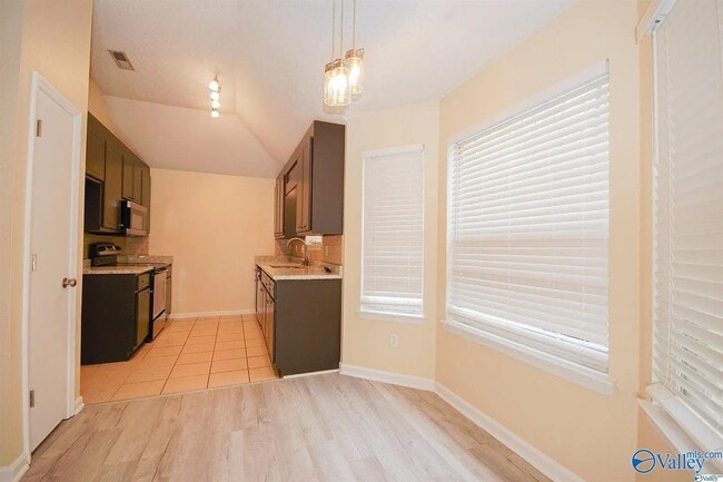 Building Photo - 102 Vistawood Ct