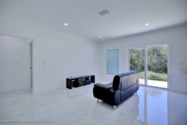 Building Photo - 827 Renault Ave