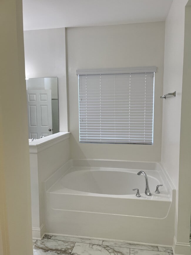 Building Photo - "Charming 4-Bed Gem with Guest Suite & Mod...