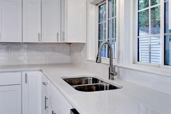 Building Photo - 129 Briar Ln