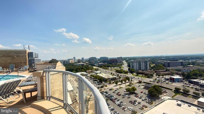 Building Photo - 5750 Bou Ave