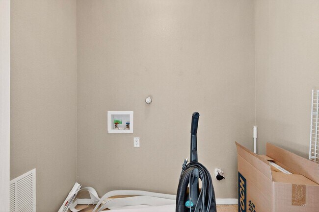 Building Photo - West Side 2/story 3 Bedroom 2.5 Bath 1605/sf 2/CG