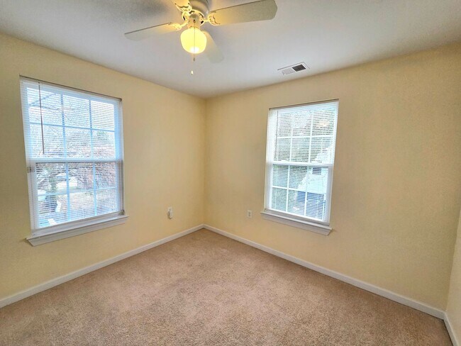 Building Photo - Lovely 3 BR/2.5 BA Single-Family Home in O...