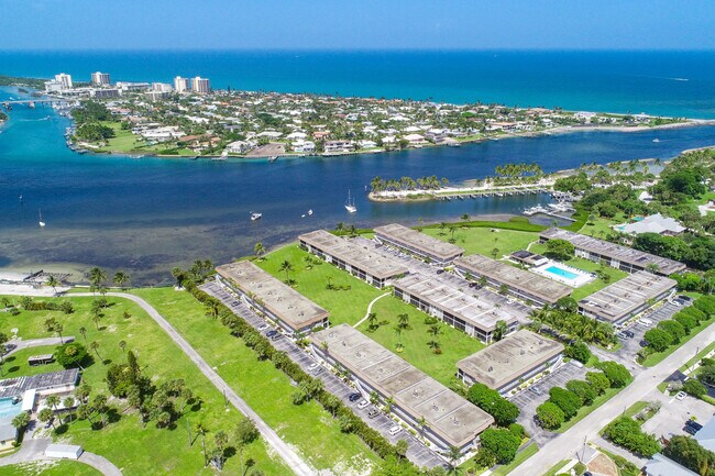 Building Photo - 755 Saturn St