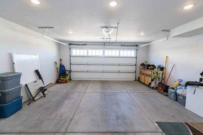 Building Photo - 4 Bed - 2.5 Bath Single Family Home Cimarr...