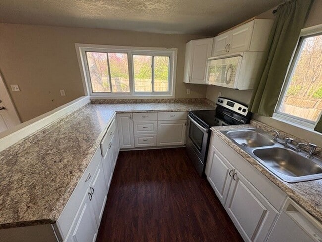 Building Photo - Stunning 4 Bed Home
